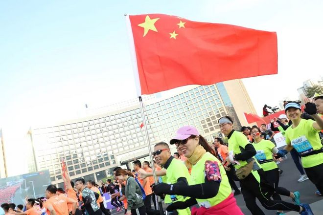 城中跑青马，海上扬奥帆！2018青岛马拉松分外美丽！