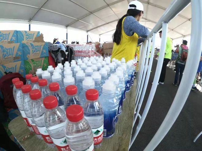 城中跑青马，海上扬奥帆！2018青岛马拉松分外美丽！