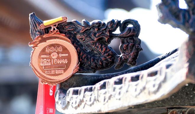 《奔跑中国》2018襄马奖牌首次曝光--祥云衬托，卧龙环绕