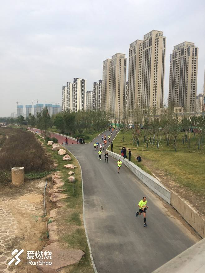 贾鲁河连黄河堤，众踏秋风取佳成——郑州炎黄国际马拉松半程赛感