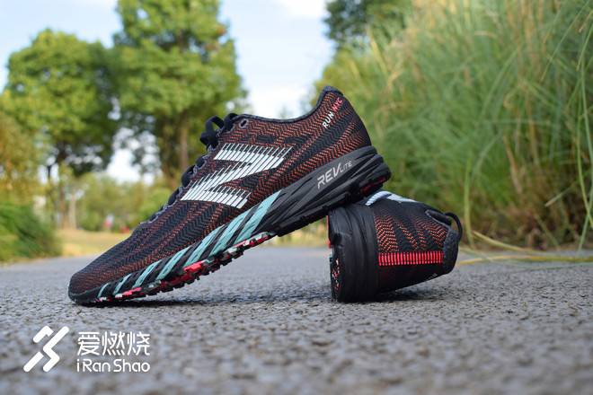 再攀性能巅峰的竞速鞋——New Balance RC1400 V6纽约马拉松限定款跑鞋