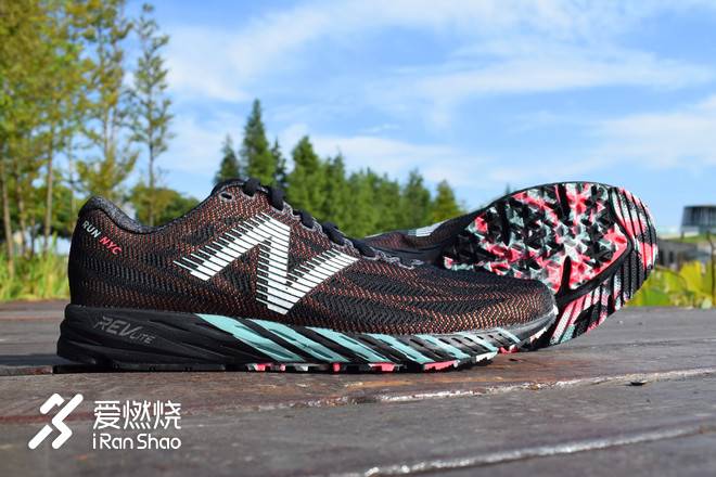 再攀性能巅峰的竞速鞋——New Balance RC1400 V6纽约马拉松限定款跑鞋