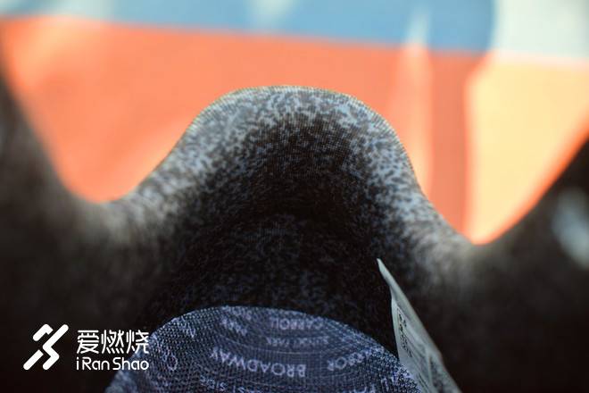 再攀性能巅峰的竞速鞋——New Balance RC1400 V6纽约马拉松限定款跑鞋