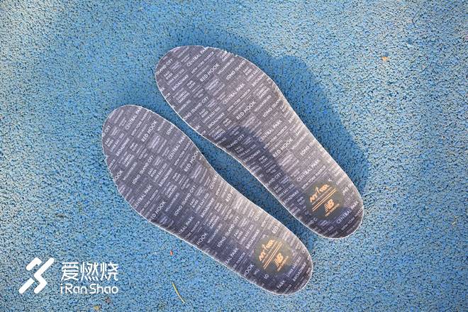 再攀性能巅峰的竞速鞋——New Balance RC1400 V6纽约马拉松限定款跑鞋