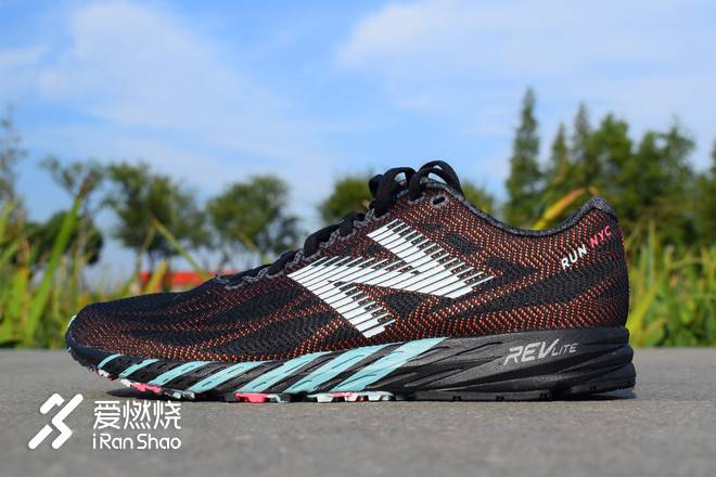 再攀性能巅峰的竞速鞋——New Balance RC1400 V6纽约马拉松限定款跑鞋