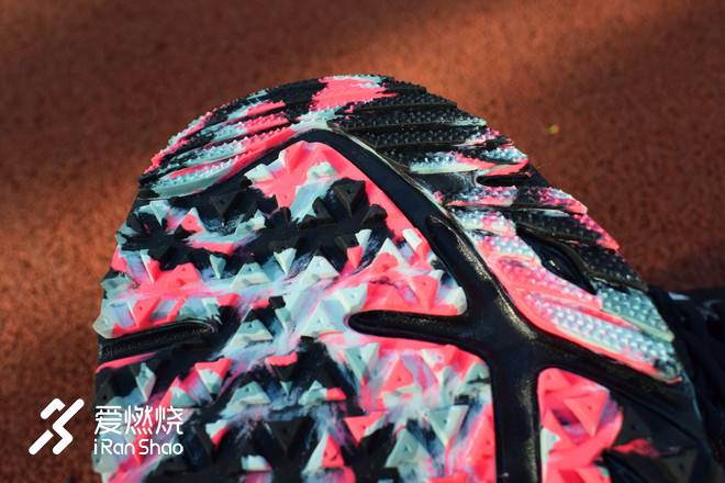 再攀性能巅峰的竞速鞋——New Balance RC1400 V6纽约马拉松限定款跑鞋