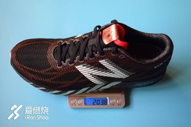 再攀性能巅峰的竞速鞋——New Balance RC1400 V6纽约马拉松限定款跑鞋