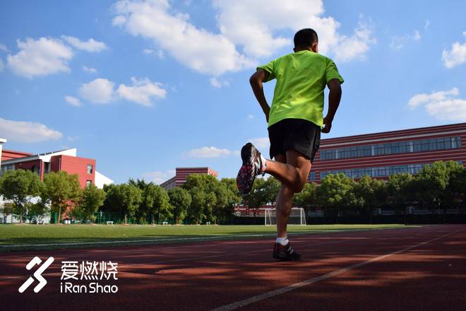 再攀性能巅峰的竞速鞋——New Balance RC1400 V6纽约马拉松限定款跑鞋