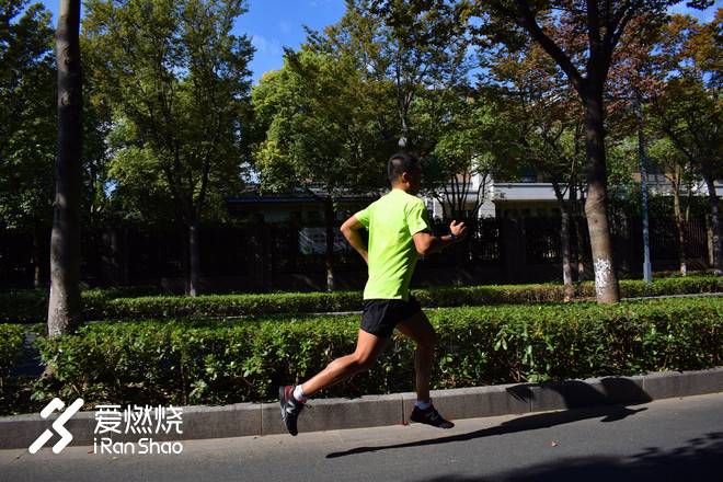 再攀性能巅峰的竞速鞋——New Balance RC1400 V6纽约马拉松限定款跑鞋