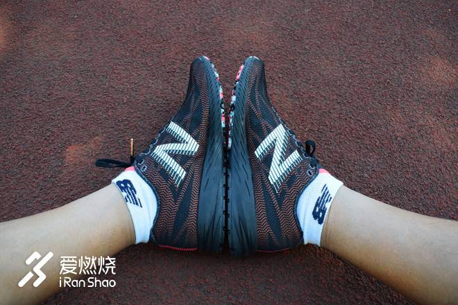 再攀性能巅峰的竞速鞋——New Balance RC1400 V6纽约马拉松限定款跑鞋