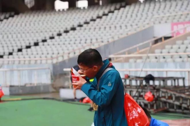 沿着革命先辈的足迹奔跑，颗颗红心闪耀英雄马！