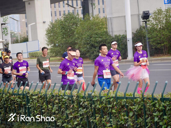 2018南京马拉松：精英兔夺冠，赛道美而虐，氛围没得说