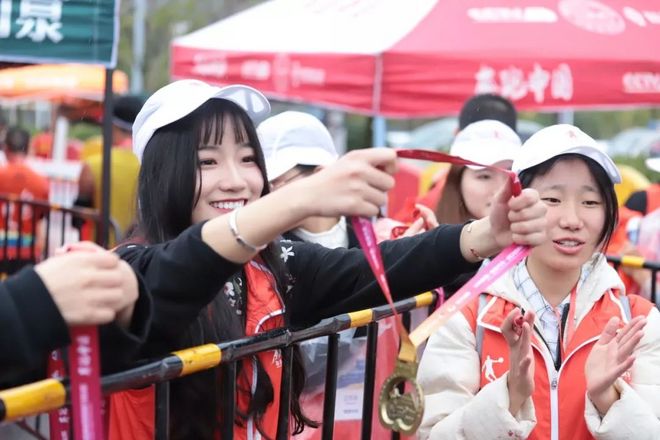 沿着革命先辈的足迹奔跑，颗颗红心闪耀英雄马！