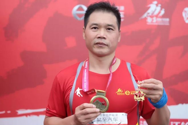 沿着革命先辈的足迹奔跑，颗颗红心闪耀英雄马！