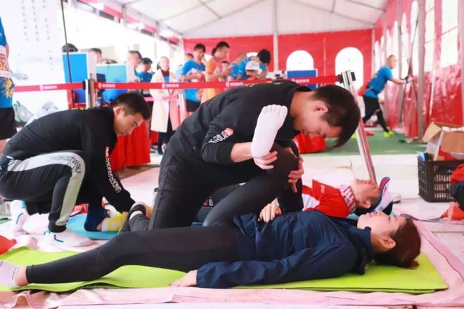 沿着革命先辈的足迹奔跑，颗颗红心闪耀英雄马！