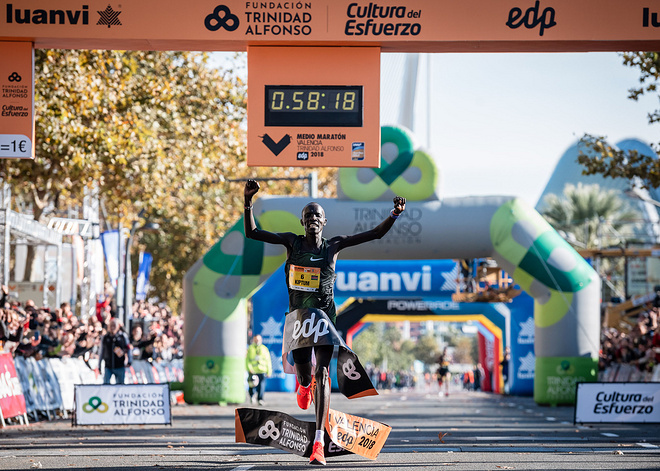 赛道速读 | 李子成越马犯规丢冠  田协出台新规严控马拉松赛道秩序