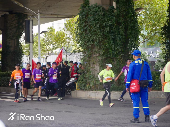 2018南京马拉松：精英兔夺冠，赛道美而虐，氛围没得说