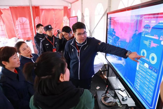 沿着革命先辈的足迹奔跑，颗颗红心闪耀英雄马！