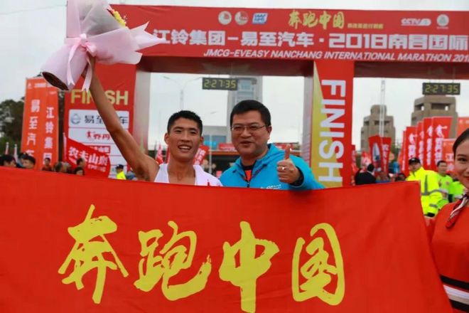 沿着革命先辈的足迹奔跑，颗颗红心闪耀英雄马！