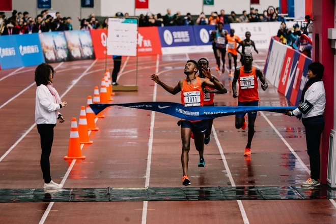 上马全记录 | 一场马拉松的精彩何止六个半小时