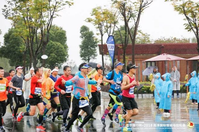 2018高马盛大起跑 12000人共同“蟹”逅“第一螃蟹马”