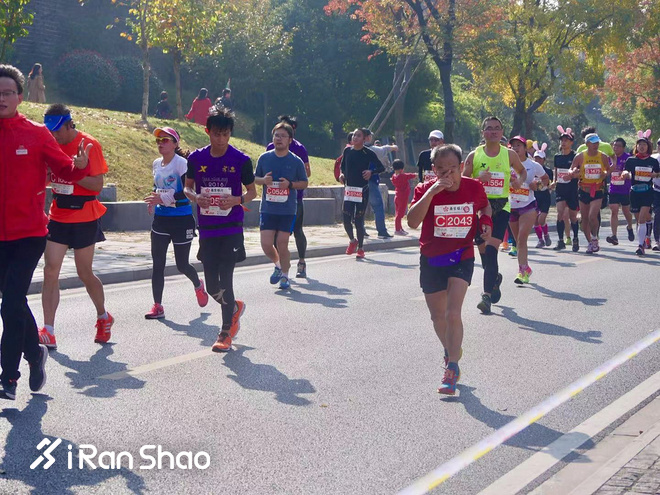 2018南京马拉松：精英兔夺冠，赛道美而虐，氛围没得说