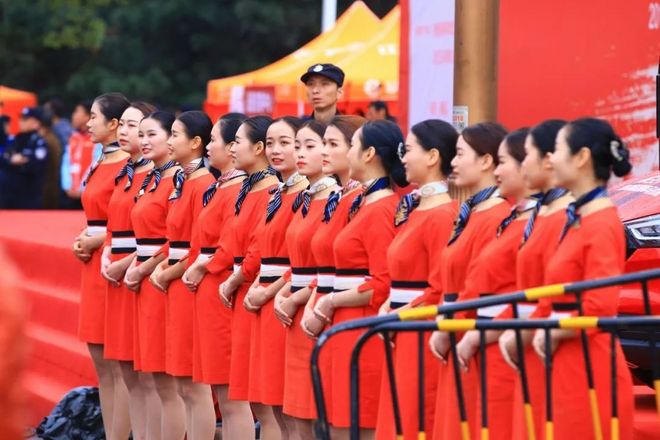 沿着革命先辈的足迹奔跑，颗颗红心闪耀英雄马！