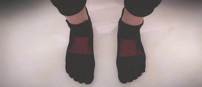 刚穿上感觉怪怪的，半天后就不想脱下来了，GEARLAB 3D压力五指袜评测