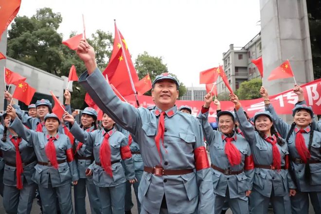 沿着革命先辈的足迹奔跑，颗颗红心闪耀英雄马！
