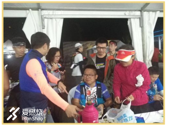 宁海100退赛选手和她的家属们。