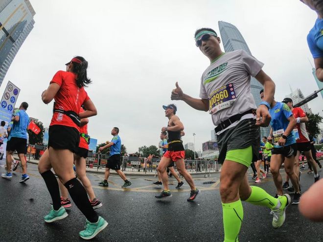 深南大道三万人一起飞奔的盛宴，除了震撼还有感动！