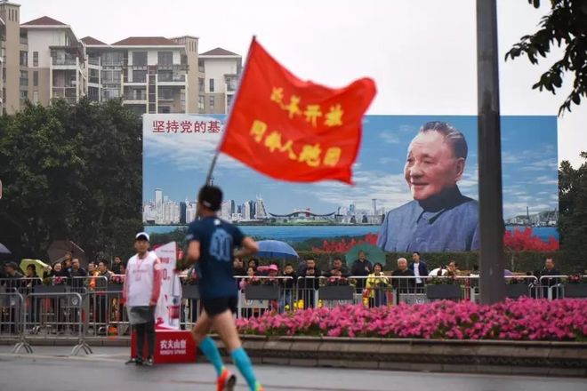 深南大道三万人一起飞奔的盛宴，除了震撼还有感动！