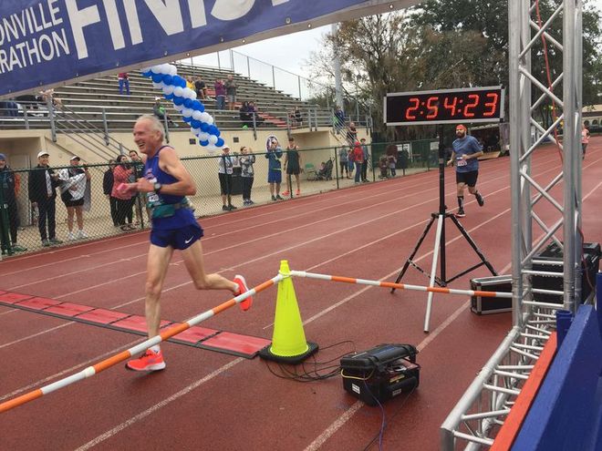 赛道速读 | 张振龙力夺汕马冠军 15K新王车祸惊魂 70岁大爷勇破世界纪录