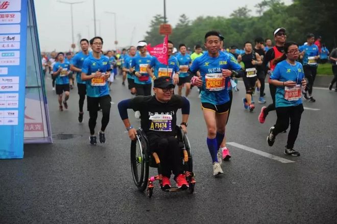 深南大道三万人一起飞奔的盛宴，除了震撼还有感动！