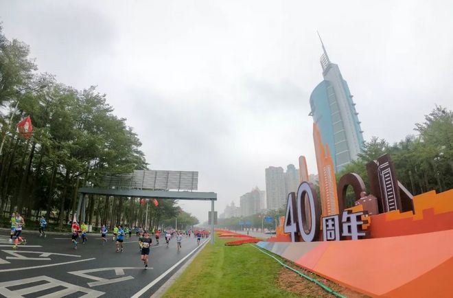 深南大道三万人一起飞奔的盛宴，除了震撼还有感动！