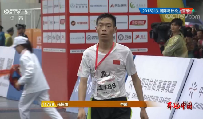 赛道速读 | 张振龙力夺汕马冠军 15K新王车祸惊魂 70岁大爷勇破世界纪录