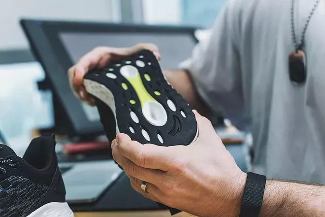 赛道速读 | 张振龙力夺汕马冠军 15K新王车祸惊魂 70岁大爷勇破世界纪录