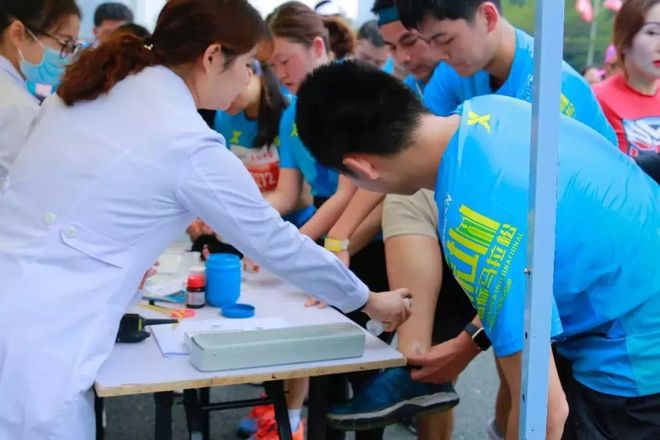 深南大道三万人一起飞奔的盛宴，除了震撼还有感动！