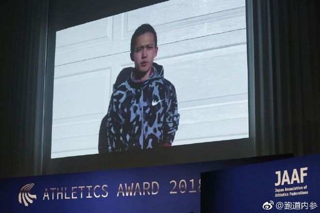 赛道速读 | 张振龙力夺汕马冠军 15K新王车祸惊魂 70岁大爷勇破世界纪录