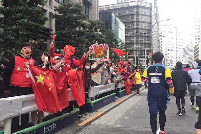 2018 年，在 7 个城市跑 8 场比赛