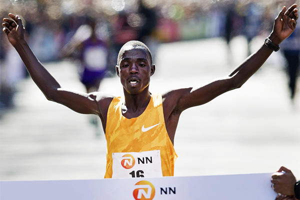 赛道速读 | 李子成广马卫冕国内第一 半程大四生三连冠 大迫杰亚洲纪录被打破