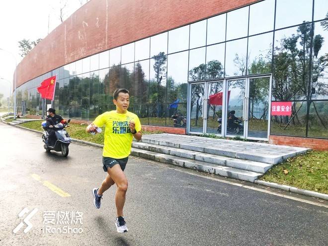 时光催人老，老汉快快跑