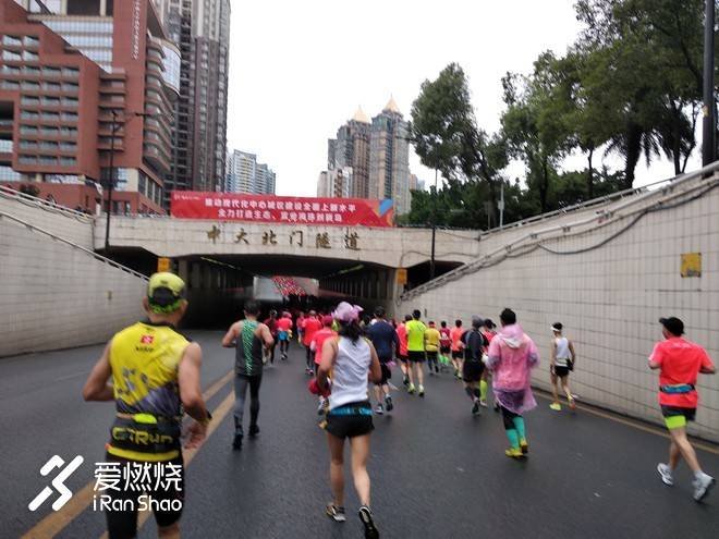 跑荒大步慢摇 打卡小细蛮腰—记2018广州马拉松