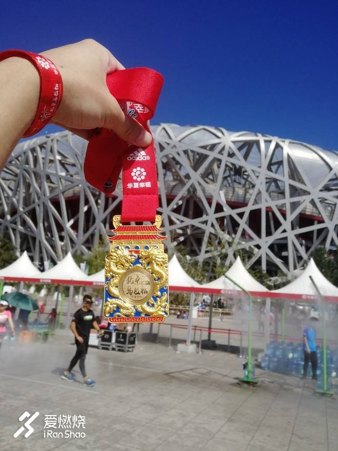 是谁来自山川湖海，却囿于马拉松与爱