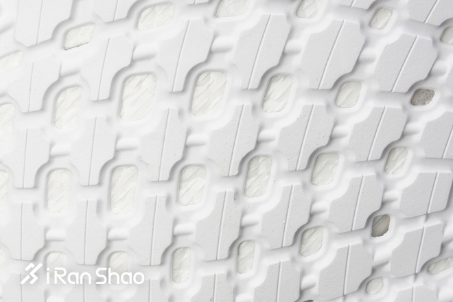 跑鞋 | 一双只有四个零件的跑鞋你敢穿吗？UltraBOOST 19 Refract评测