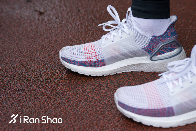 跑鞋 | 一双只有四个零件的跑鞋你敢穿吗？UltraBOOST 19 Refract评测