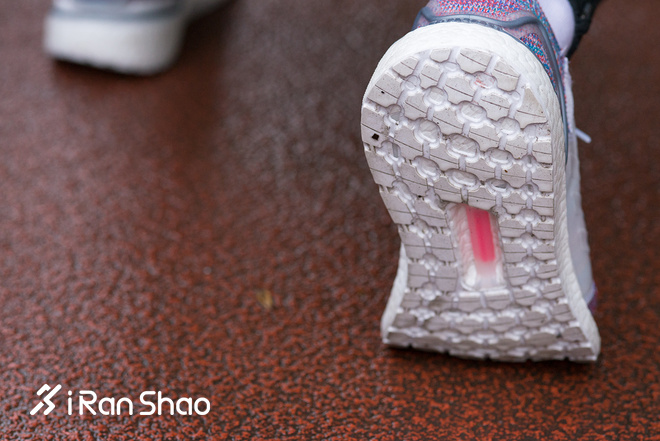 跑鞋 | 一双只有四个零件的跑鞋你敢穿吗？UltraBOOST 19 Refract评测