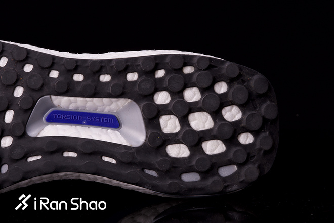 跑鞋 | 一双只有四个零件的跑鞋你敢穿吗？UltraBOOST 19 Refract评测