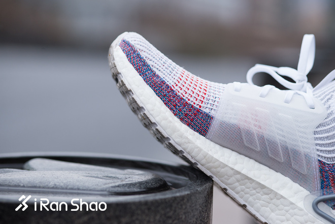跑鞋 | 一双只有四个零件的跑鞋你敢穿吗？UltraBOOST 19 Refract评测