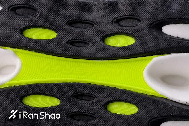 跑鞋 | 这双来自虫洞的跑鞋能激起你跑步的冲动吗?